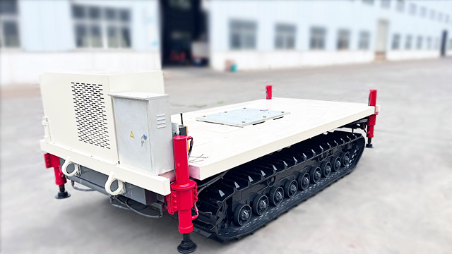 白色遙控履帶車