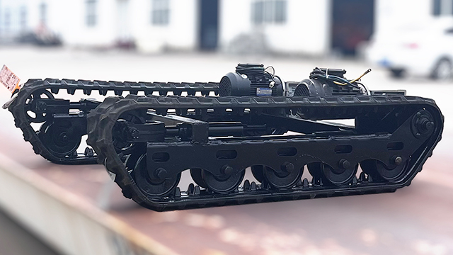 客戶定制遙控履帶底盤紅棗撿拾器的好搭檔-春云機(jī)械