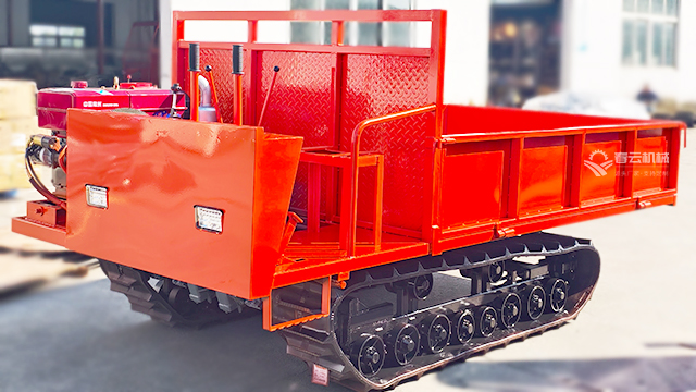 農(nóng)戶選車看爬坡履帶式運(yùn)輸車爬坡能力過硬！